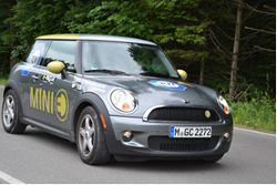 Hochspannung: TÜV SÜD ist bei der e-miglia 2011 mit zwei Teams im E-Mini am Start. Unter den Fahrern befinden sich die Vorstandsmitglieder Horst Schneider und Dr. Peter Klein