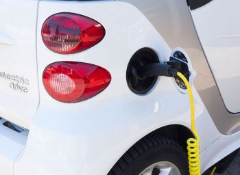 Elektroauto beim aufladen