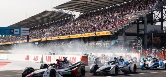 Einfahrt der Protagonisten vor einem Formel E-Rennen.